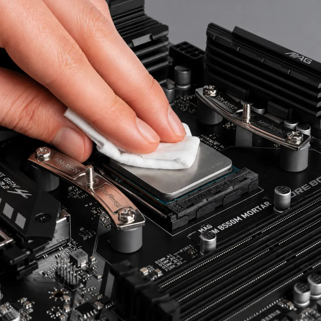 Noctua NT-H2 3.5g thermal paste CPU preparation showing included NA-CW1 cleaning wipe before thermal paste application.