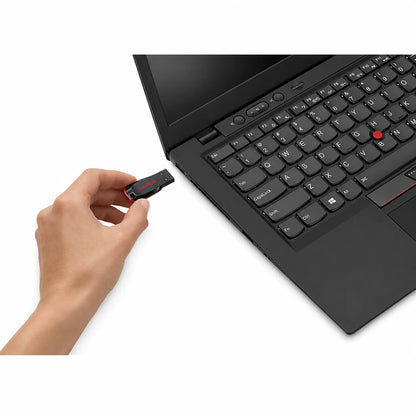 SanDisk Cruzer Blade 32GB USB 2.0 Pendrive Being Plugged into Laptop USB Port -tpstech.in